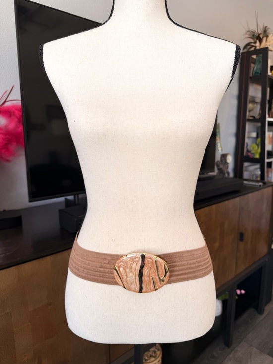 Vintage Marbleized Oval Buckle Stretch Belt in Tan and Gold main image 8